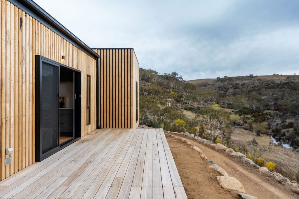 This Ecoliv modular home in Jindabyne was built by prefab construction methods in Victoria’s Bass Coast Gippsland region and transported to Jindabyne in New South Wales. 