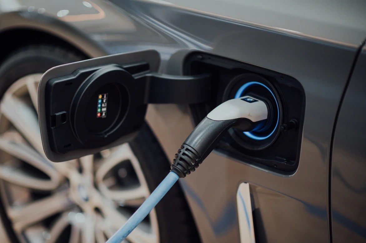 Super-fast electric car charging is in the works where charging time could fall to 10 minutes within 5 years. 